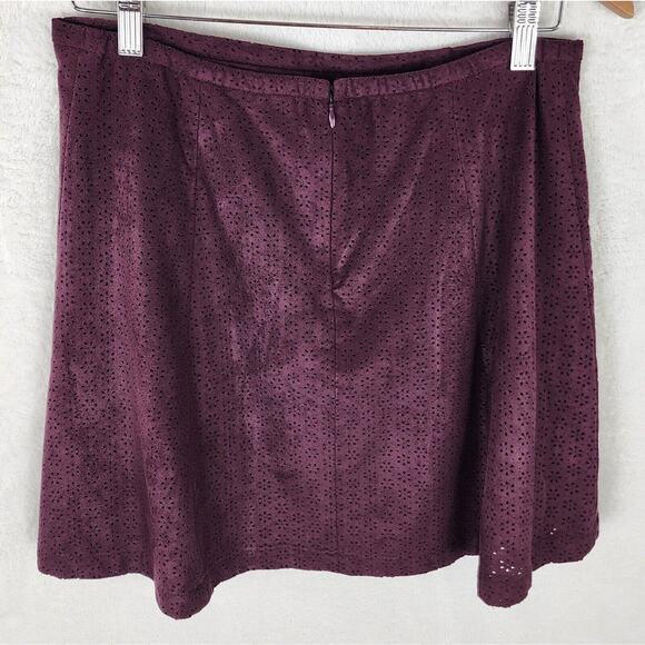 Express A-line Mini Skirt Size 8 Burgundy Faux Suede Perforated Lined EUC - Picture 4 of 7
